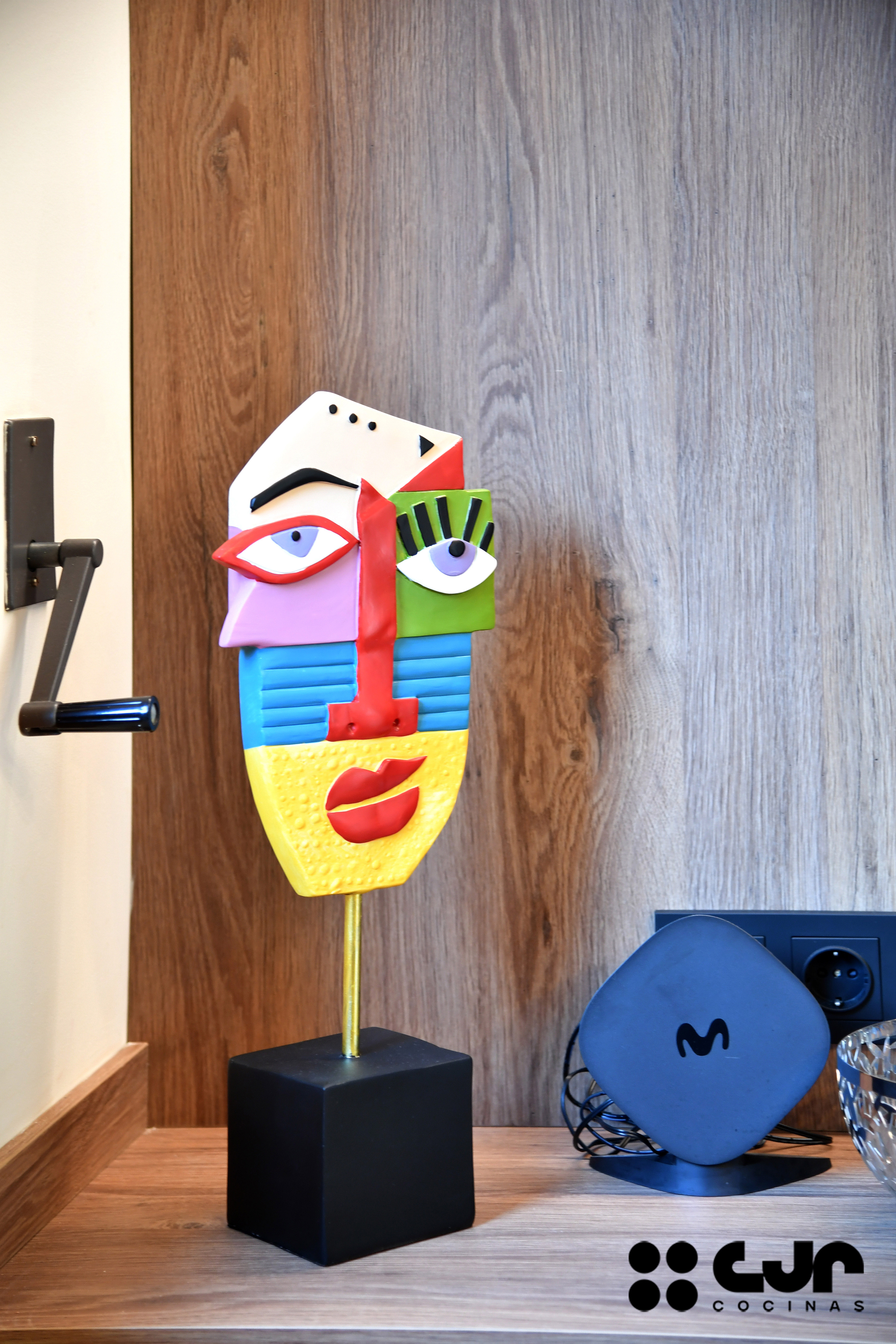 cocina negra mate y madera con isla Dekton Laurent cocinas cjr