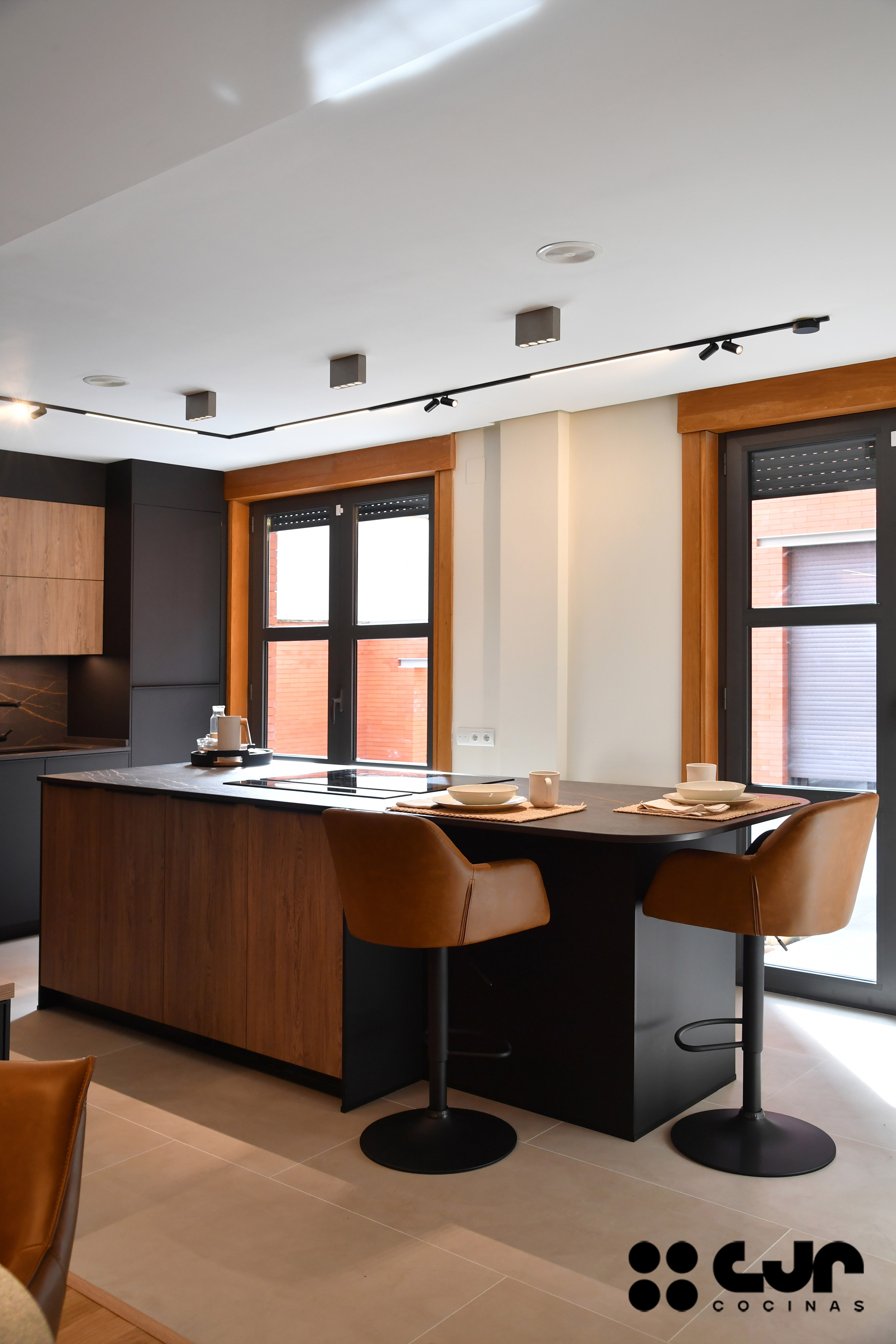 cocina negra mate y madera con isla Dekton Laurent cocinas cjr