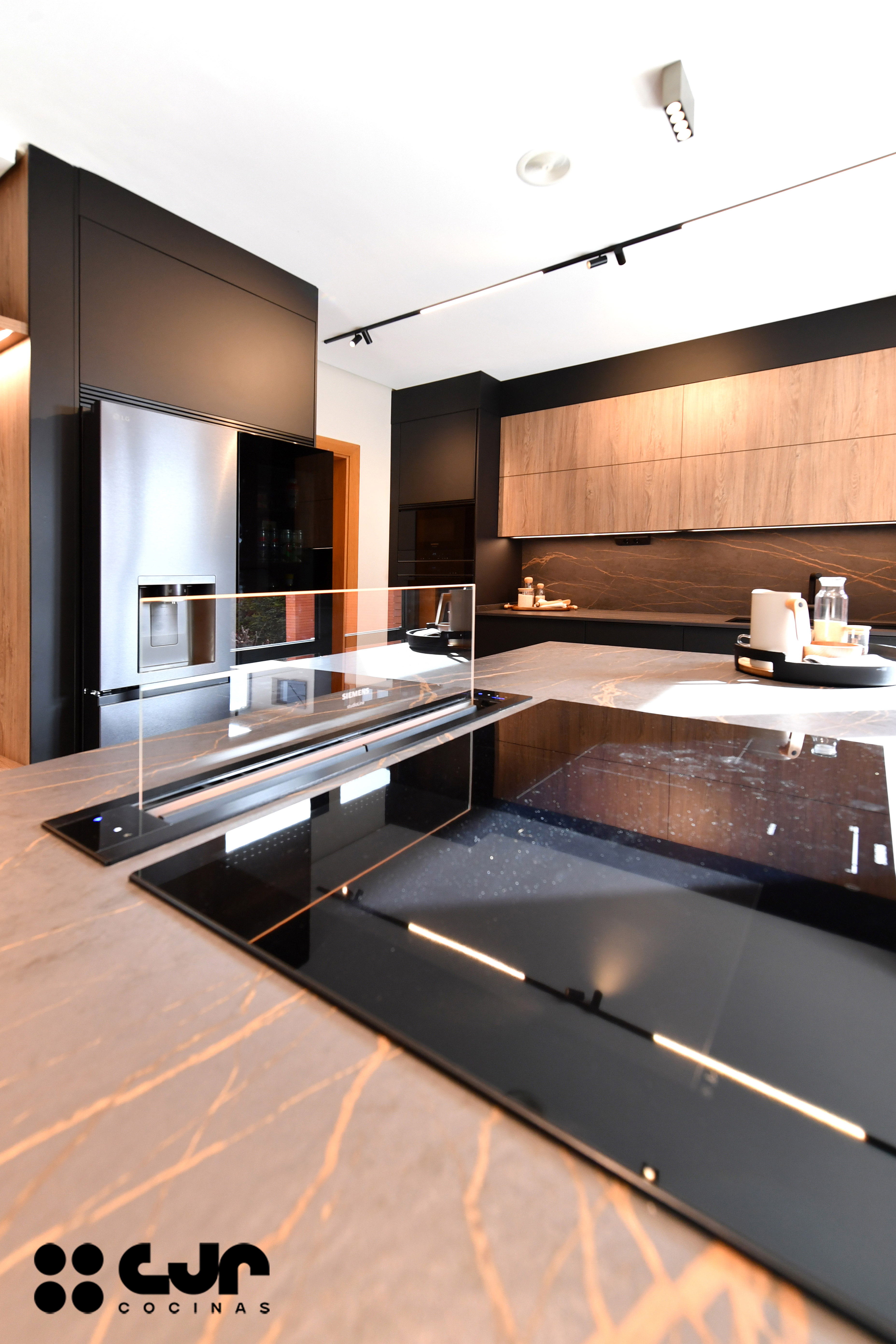 cocina negra mate y madera con isla Dekton Laurent cocinas cjr