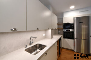 Proyectos en Blanco Perla de Santos Cocinas CJR