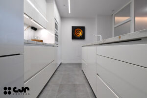 Proyectos en Blanco Nata Brillo de Santos Cocinas CJR
