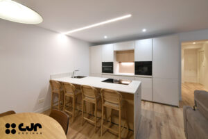 Proyectos en Roble Claro Sincro de Santos Cocinas CJR