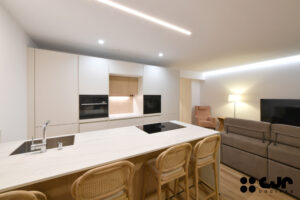 Proyectos en Roble Claro Sincro de Santos Cocinas CJR