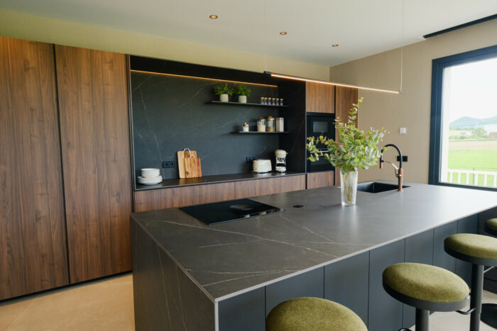 casa totalmente reformada por john te lo busca y cocina moderna con isla Cocinas CJR