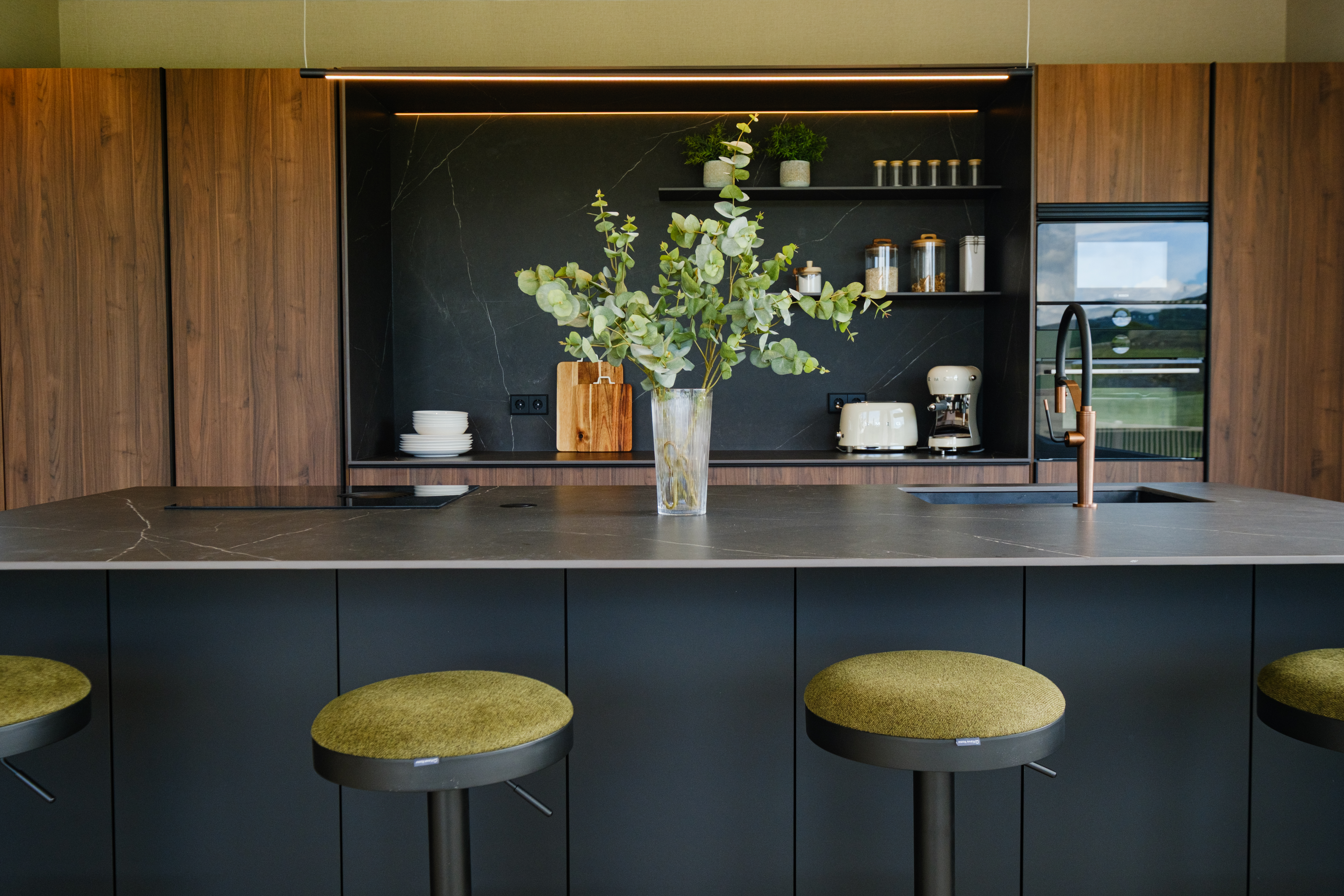 casa totalmente reformada por john te lo busca y cocina moderna con isla Cocinas CJR