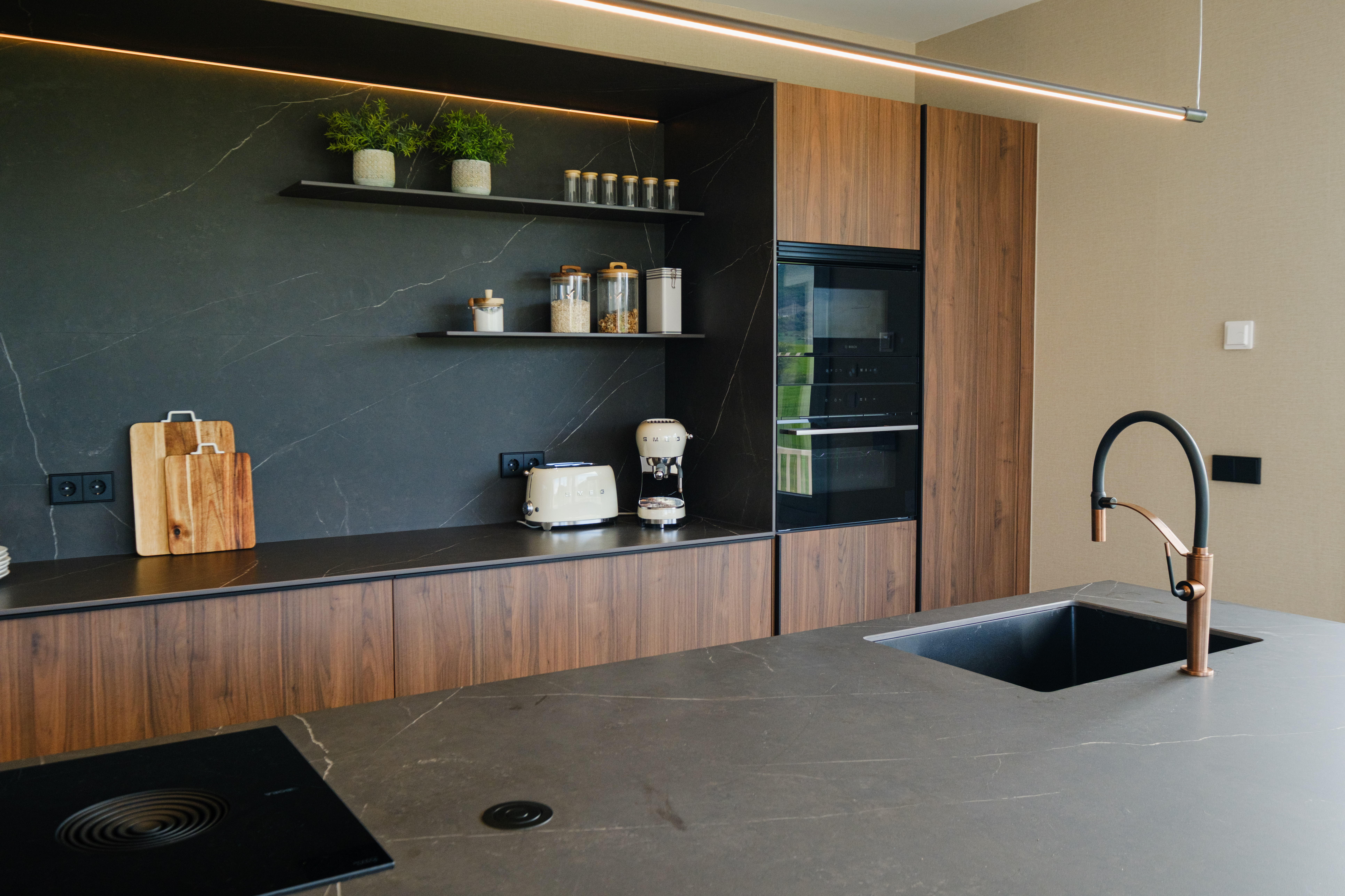 casa totalmente reformada por john te lo busca y cocina moderna con isla Cocinas CJR