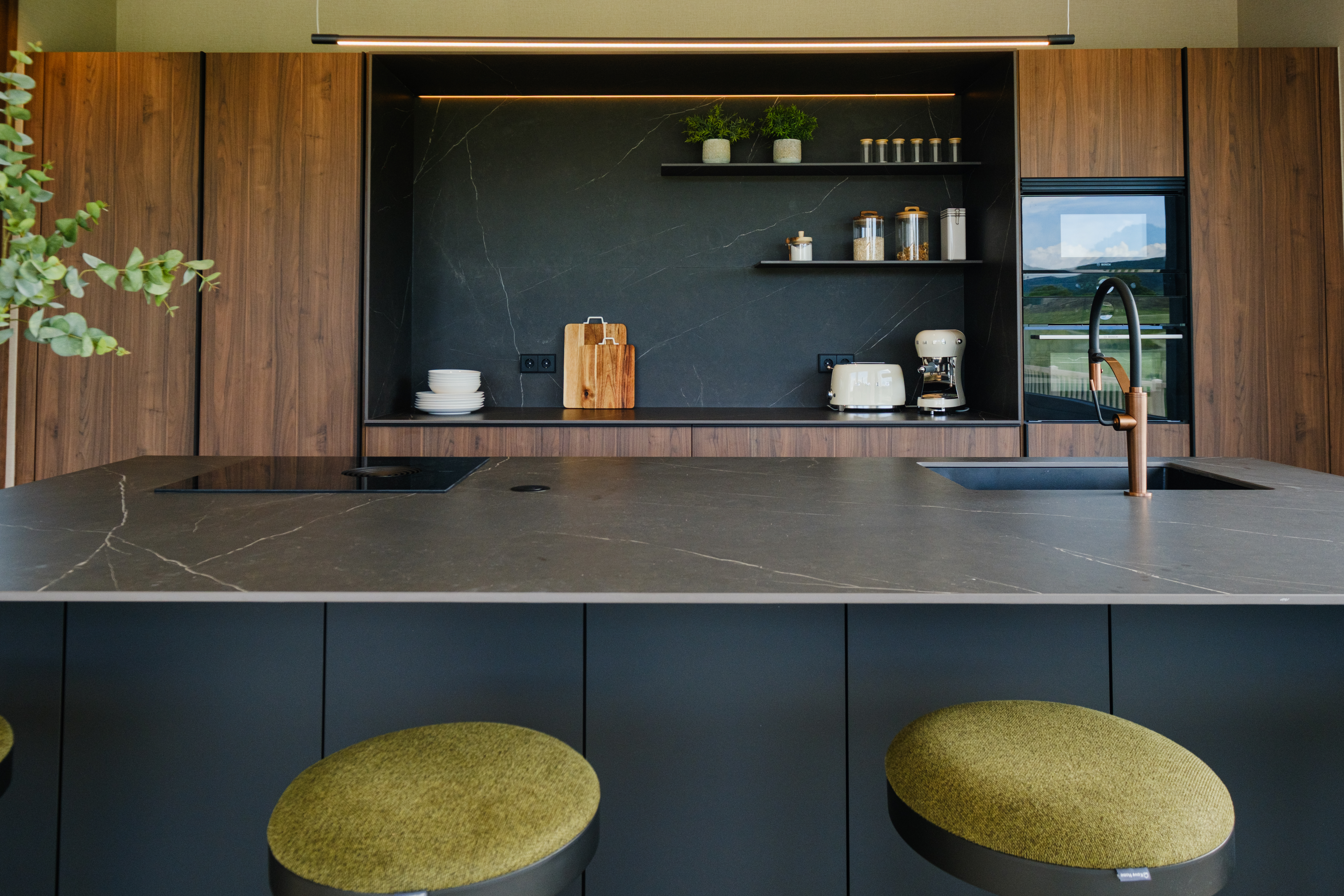 casa totalmente reformada por john te lo busca y cocina moderna con isla Cocinas CJR