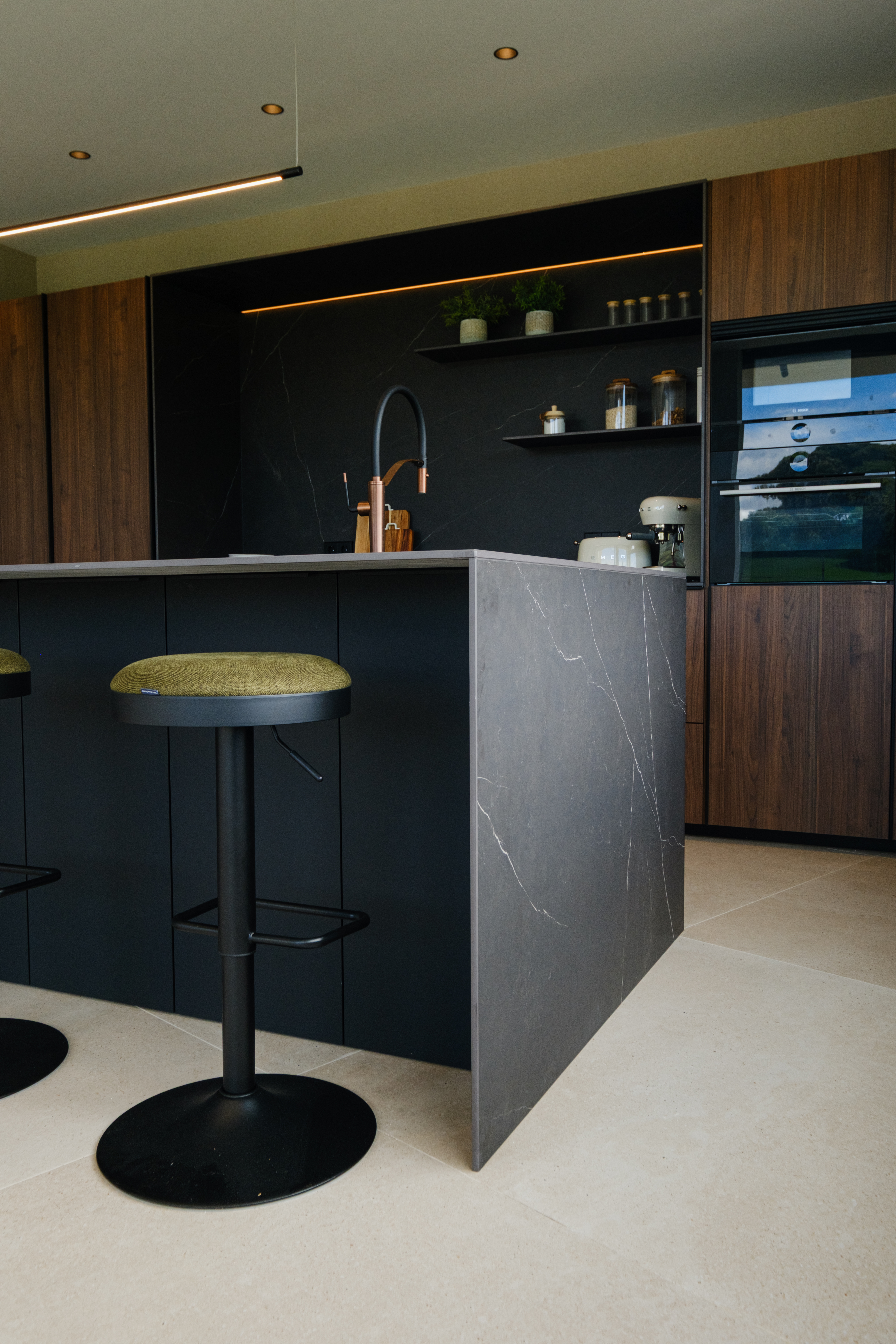 casa totalmente reformada por john te lo busca y cocina moderna con isla Cocinas CJR
