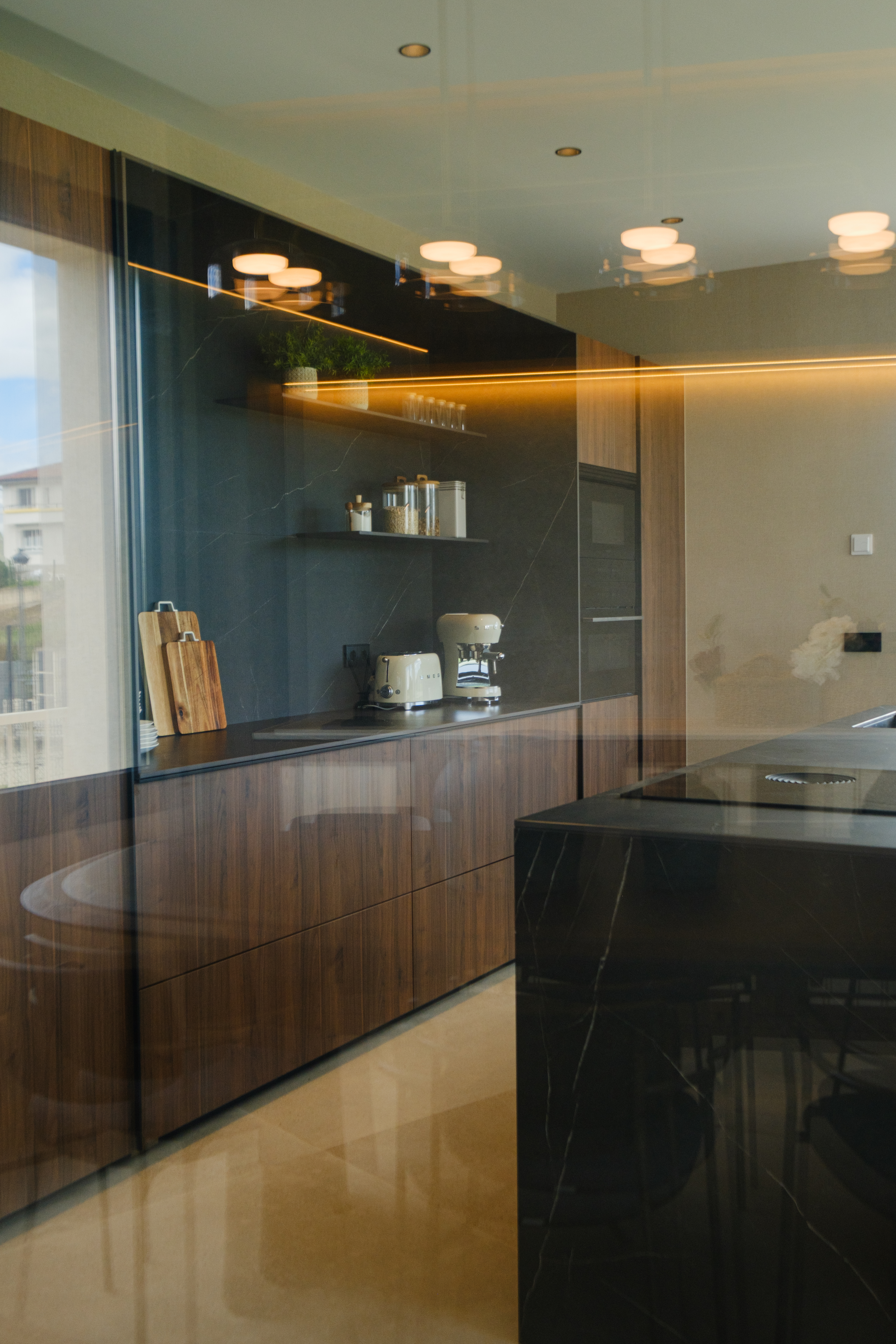 casa totalmente reformada por john te lo busca y cocina moderna con isla Cocinas CJR