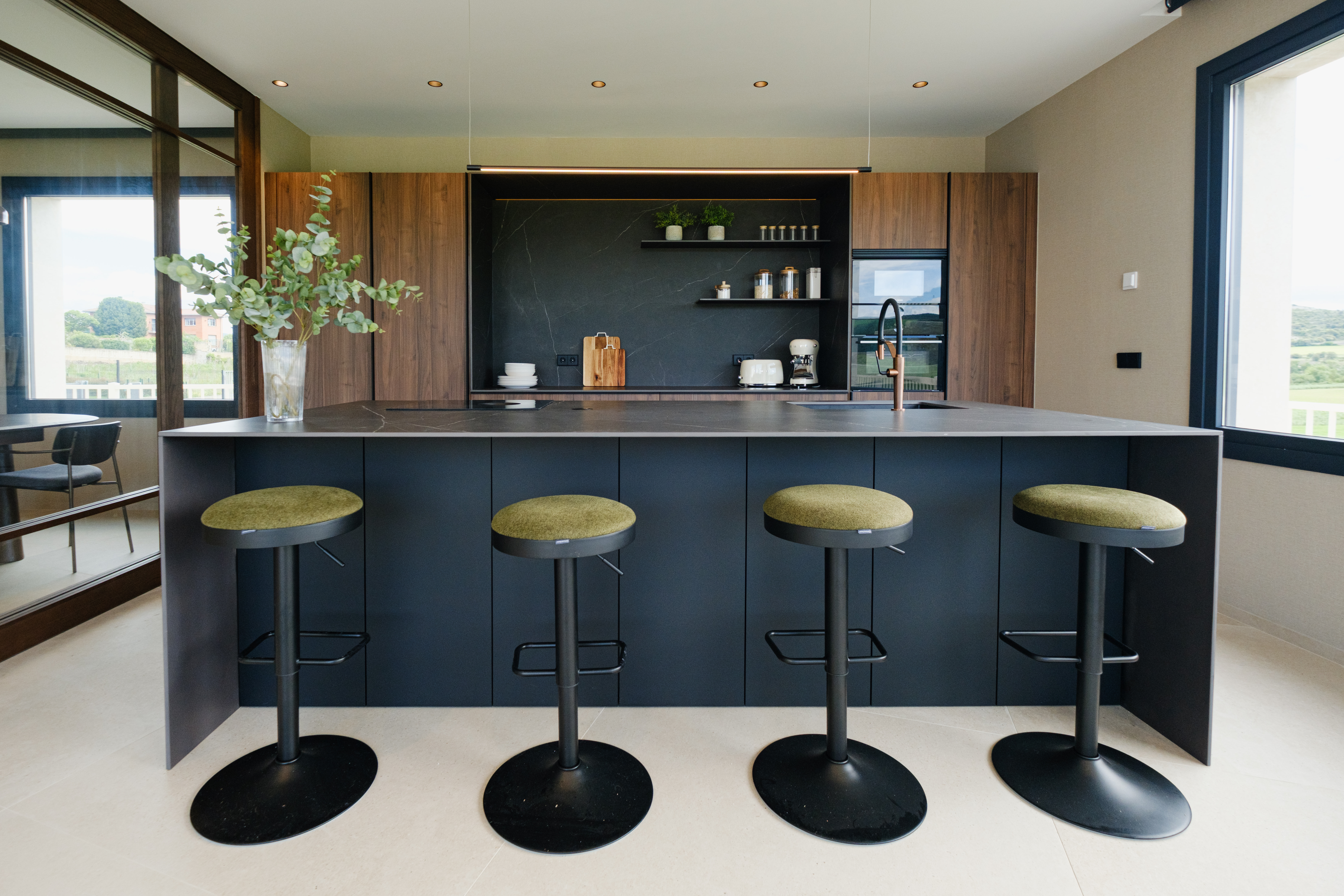 casa totalmente reformada por john te lo busca y cocina moderna con isla Cocinas CJR