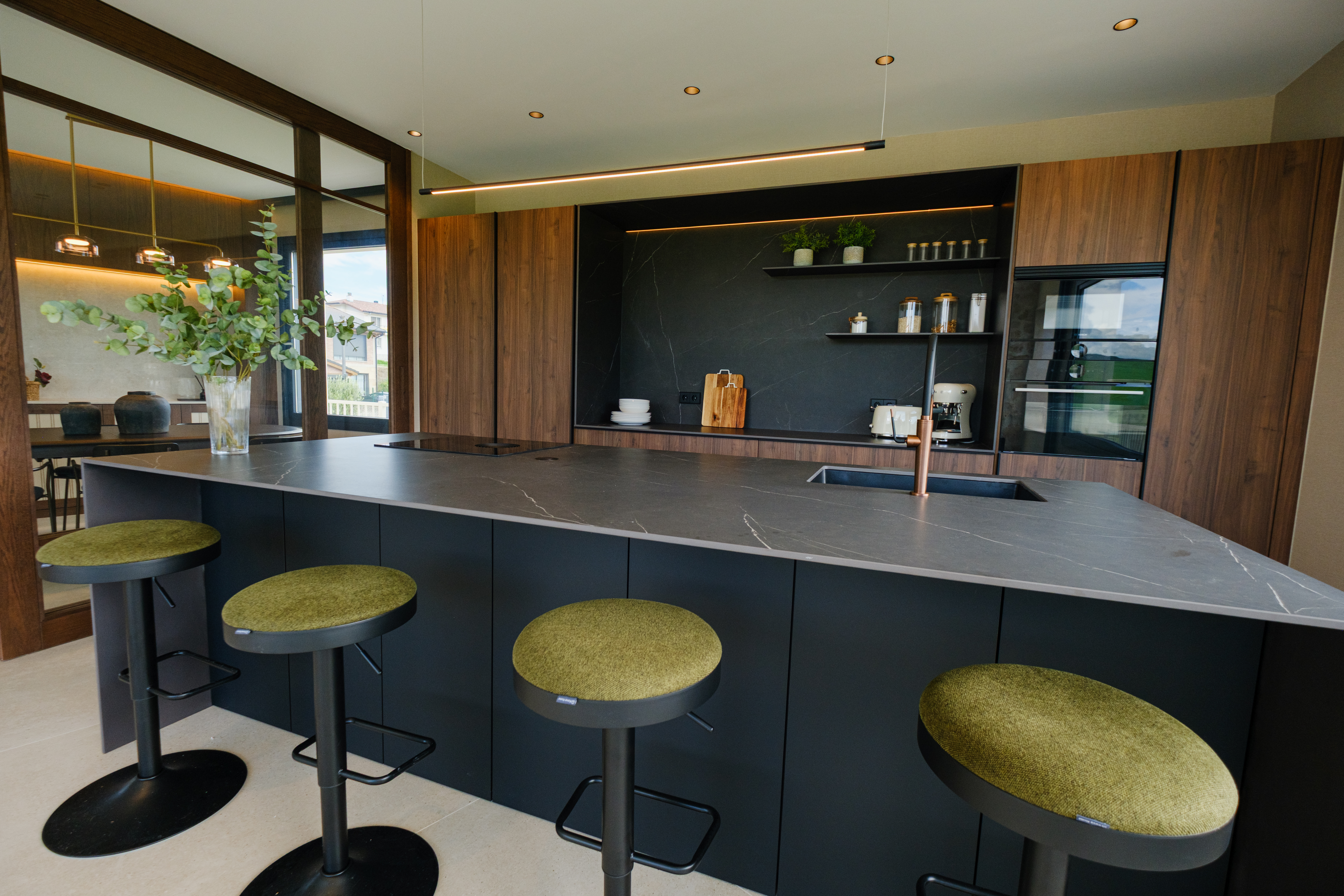 casa totalmente reformada por john te lo busca y cocina moderna con isla Cocinas CJR