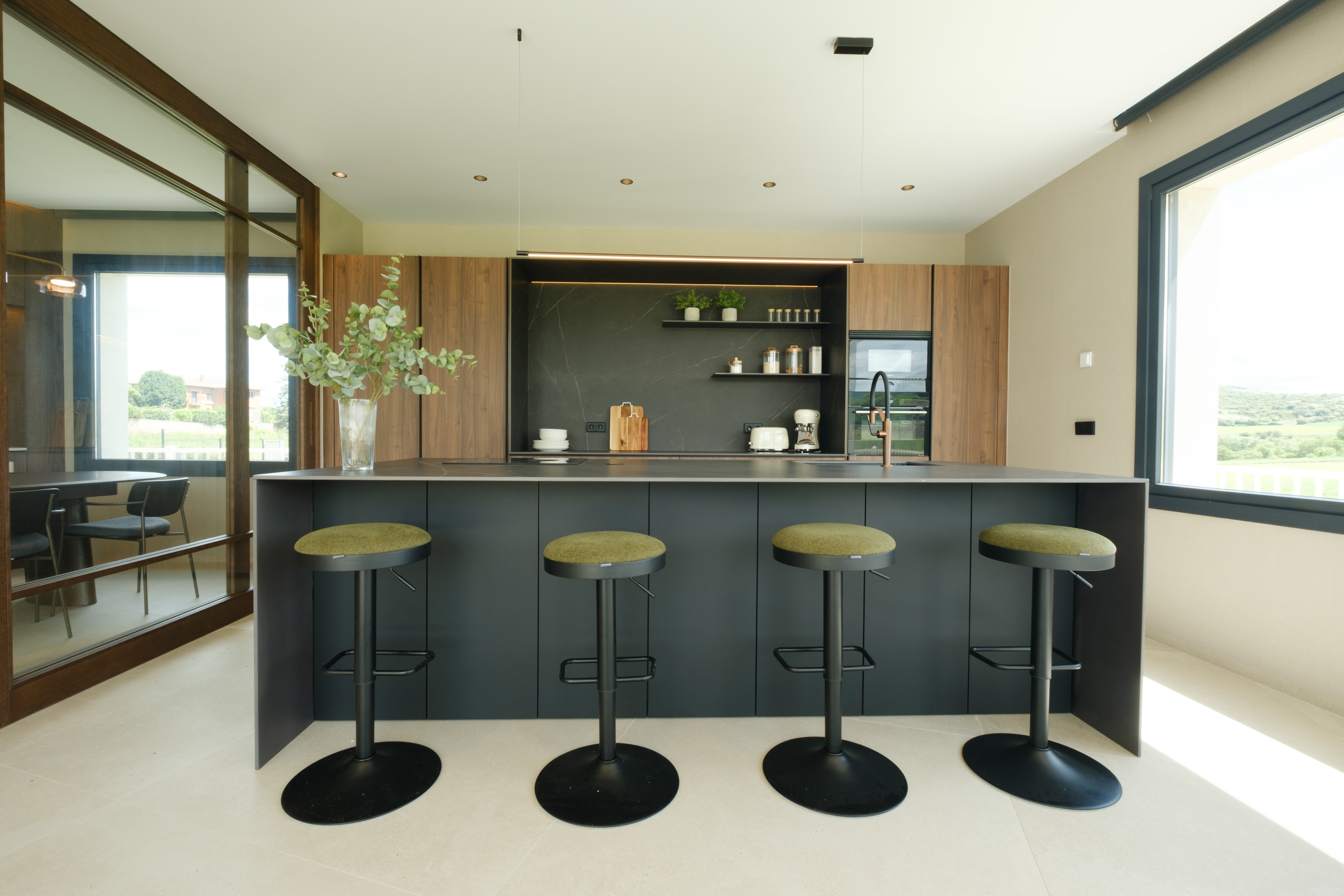 casa totalmente reformada por john te lo busca y cocina moderna con isla Cocinas CJR