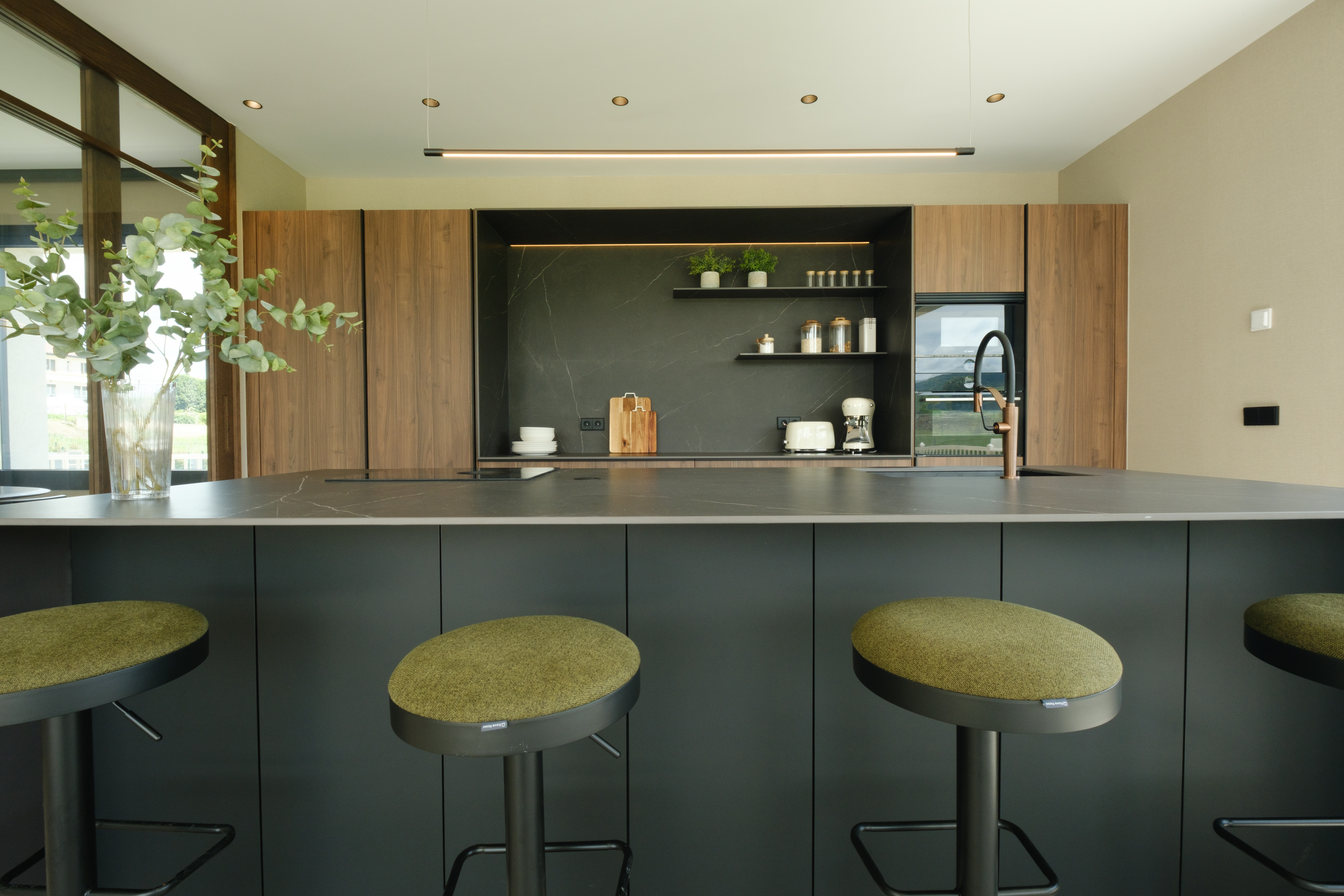 casa totalmente reformada por john te lo busca y cocina moderna con isla Cocinas CJR