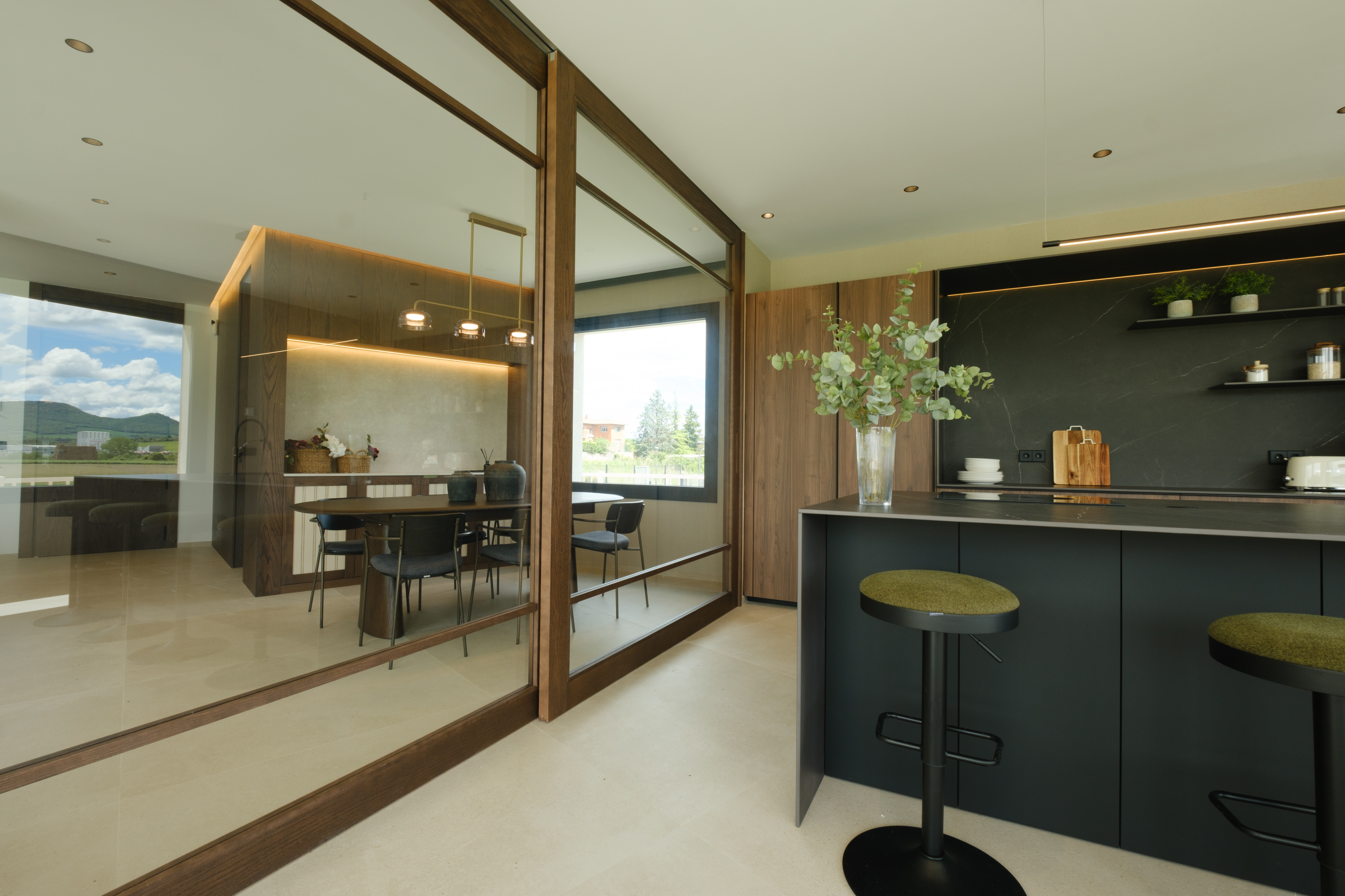 casa totalmente reformada por john te lo busca y cocina moderna con isla Cocinas CJR