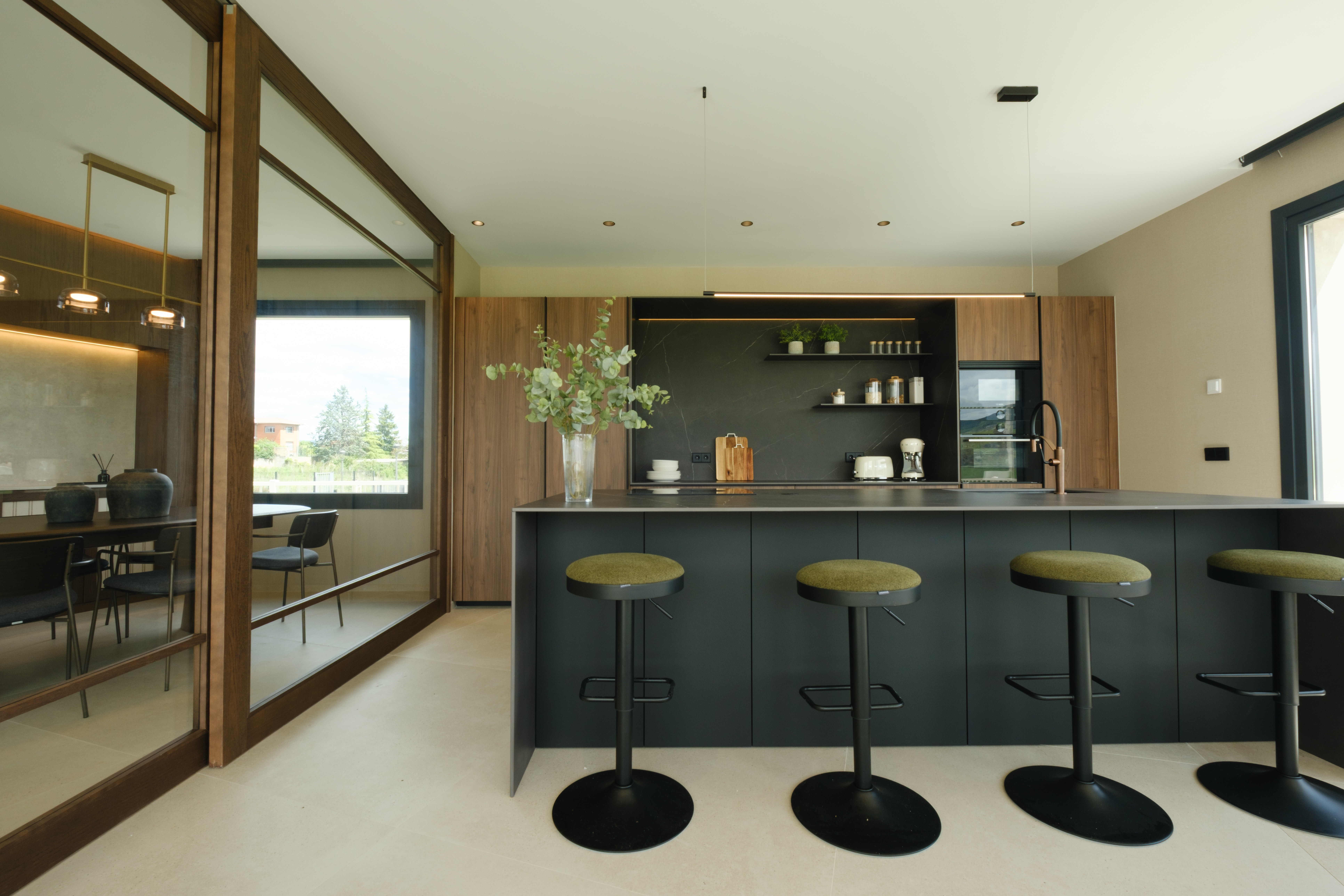 casa totalmente reformada por john te lo busca y cocina moderna con isla Cocinas CJR