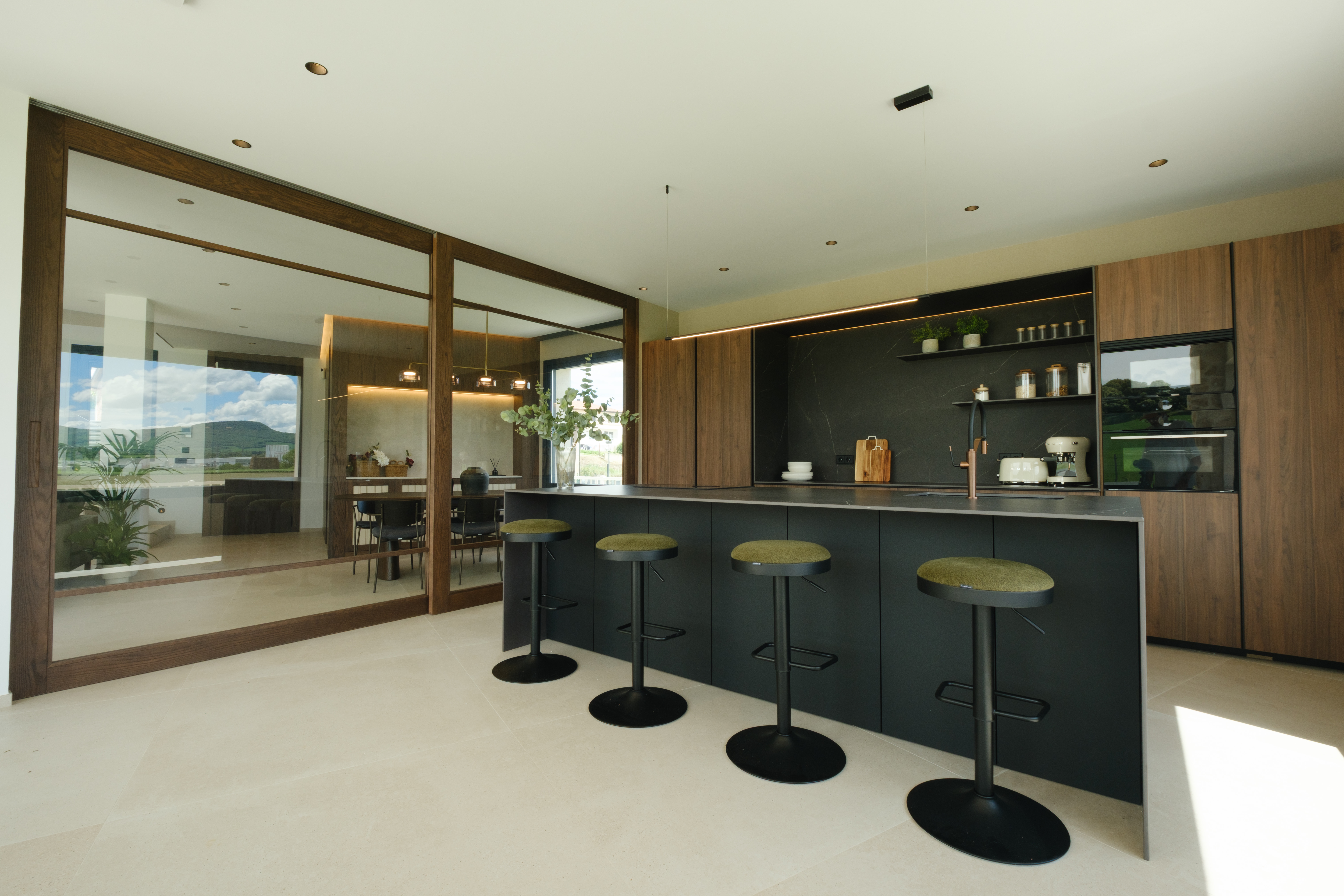 casa totalmente reformada por john te lo busca y cocina moderna con isla Cocinas CJR