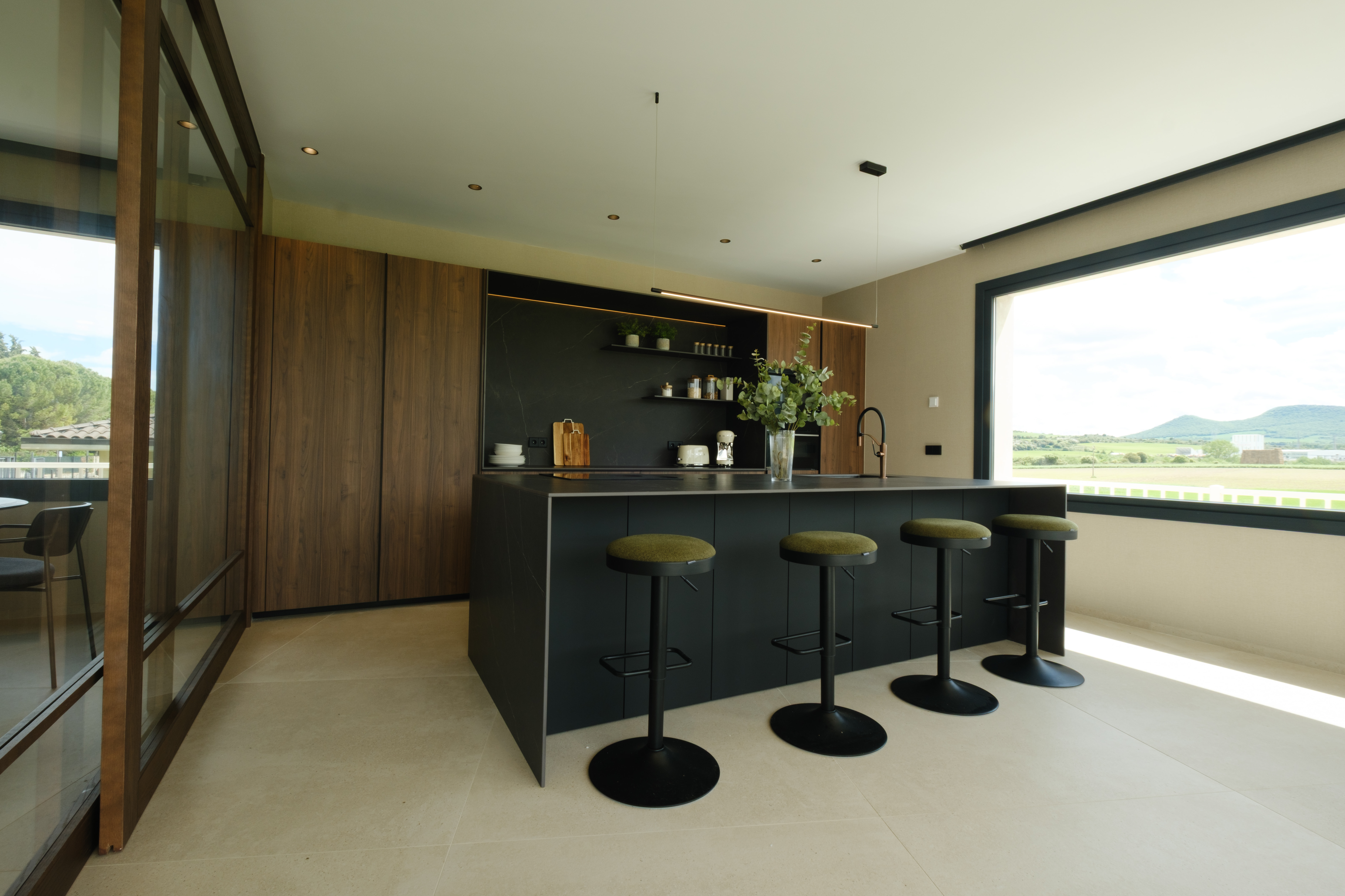 casa totalmente reformada por john te lo busca y cocina moderna con isla Cocinas CJR