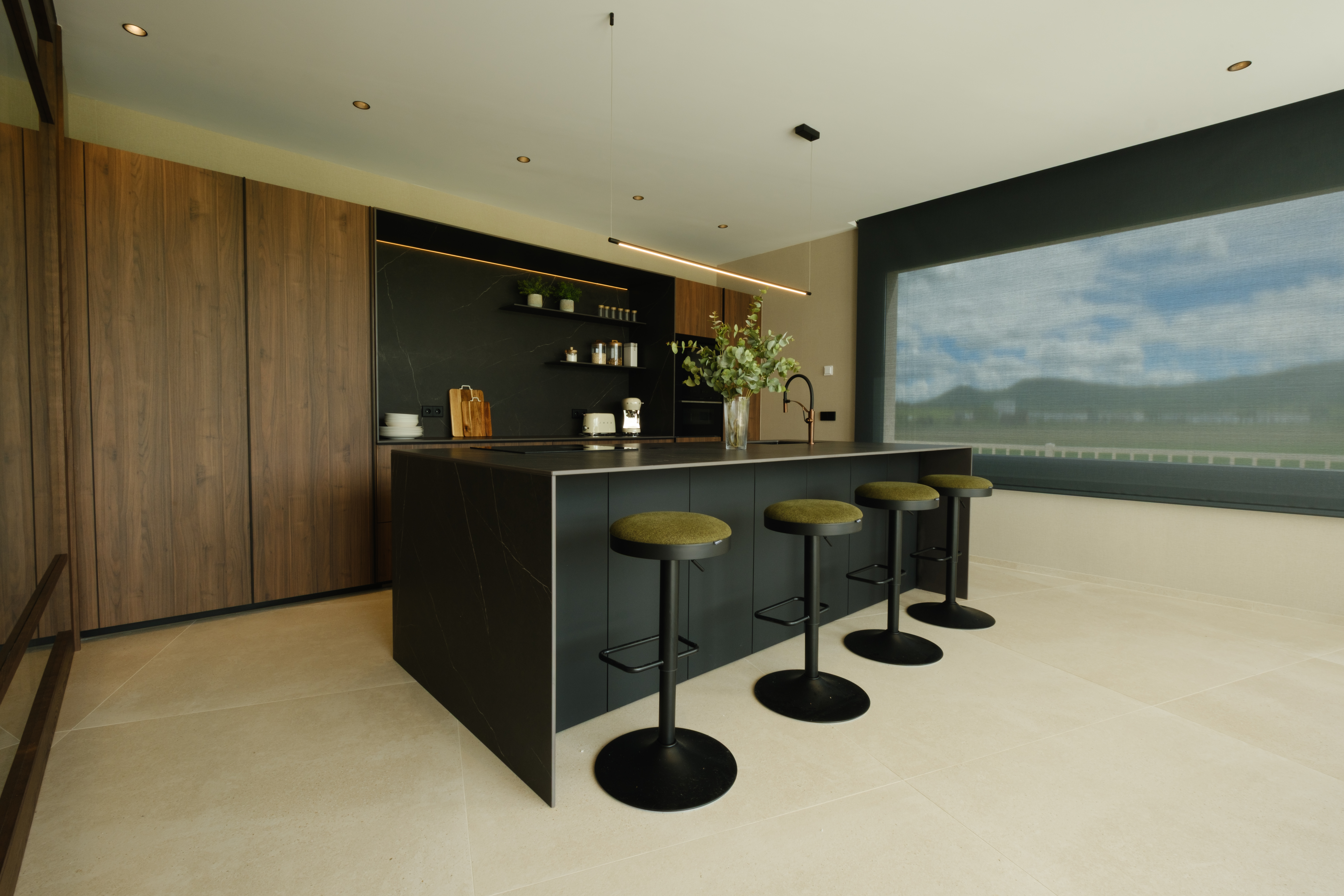 casa totalmente reformada por john te lo busca y cocina moderna con isla Cocinas CJR