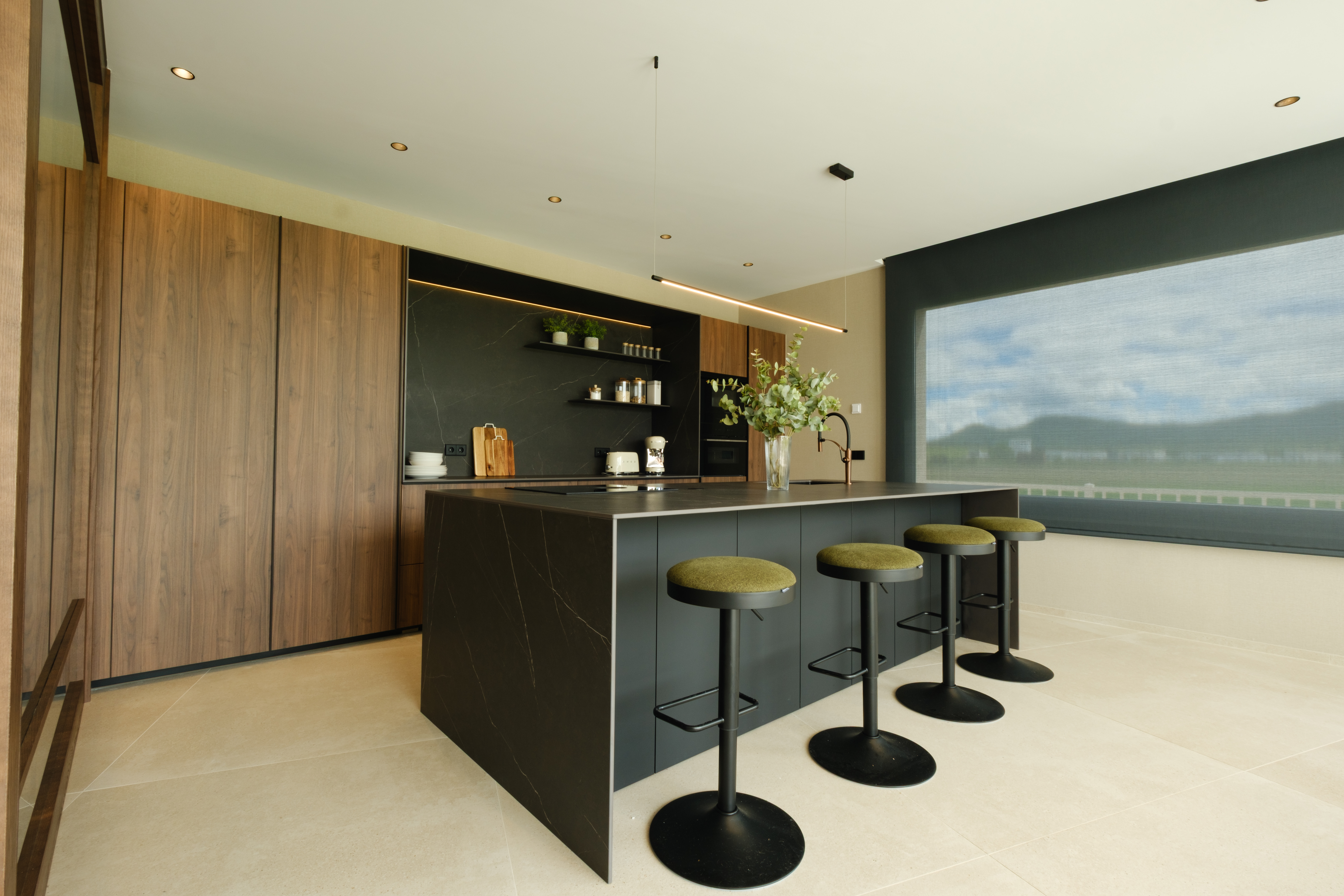 casa totalmente reformada por john te lo busca y cocina moderna con isla Cocinas CJR