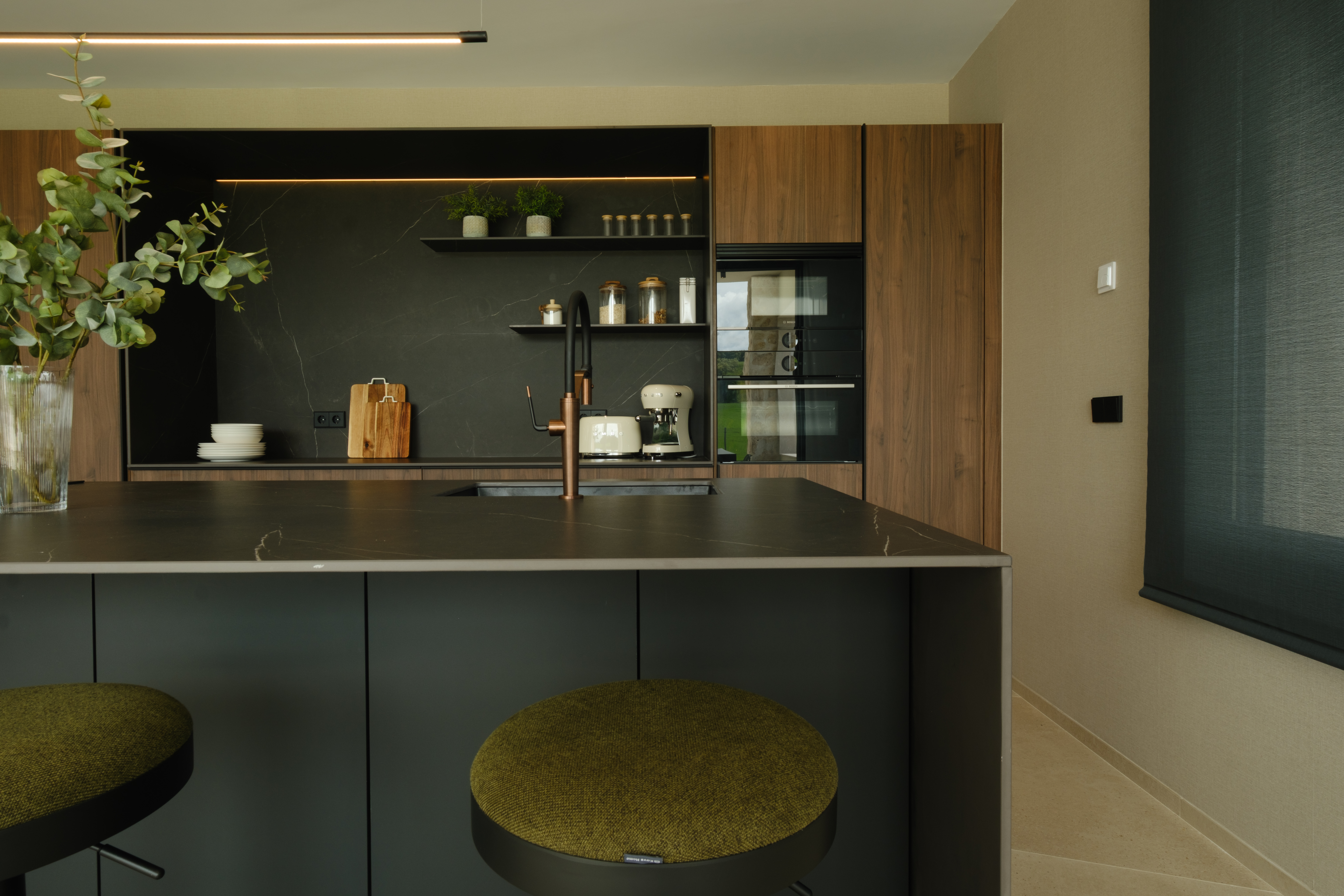casa totalmente reformada por john te lo busca y cocina moderna con isla Cocinas CJR