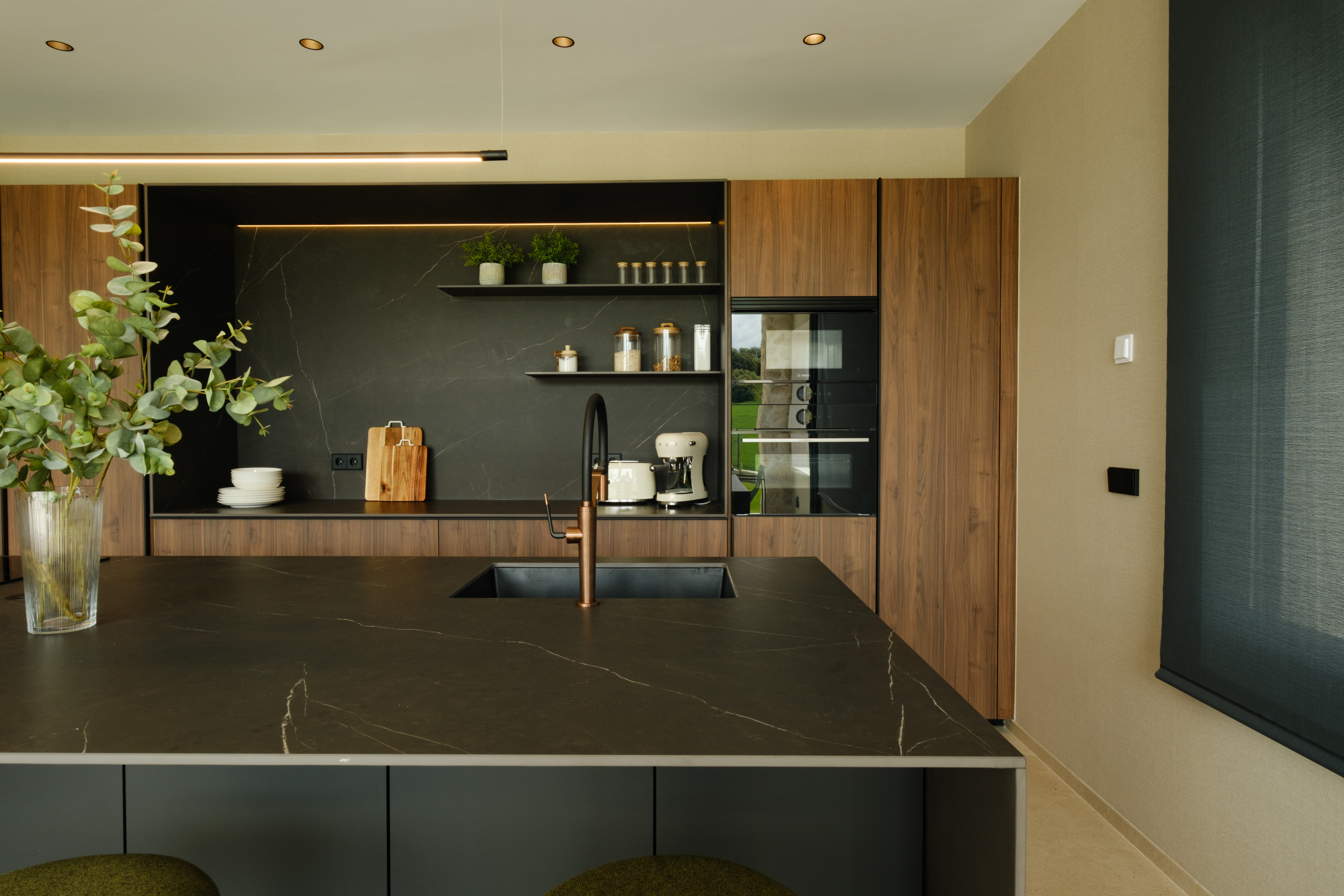 casa totalmente reformada por john te lo busca y cocina moderna con isla Cocinas CJR