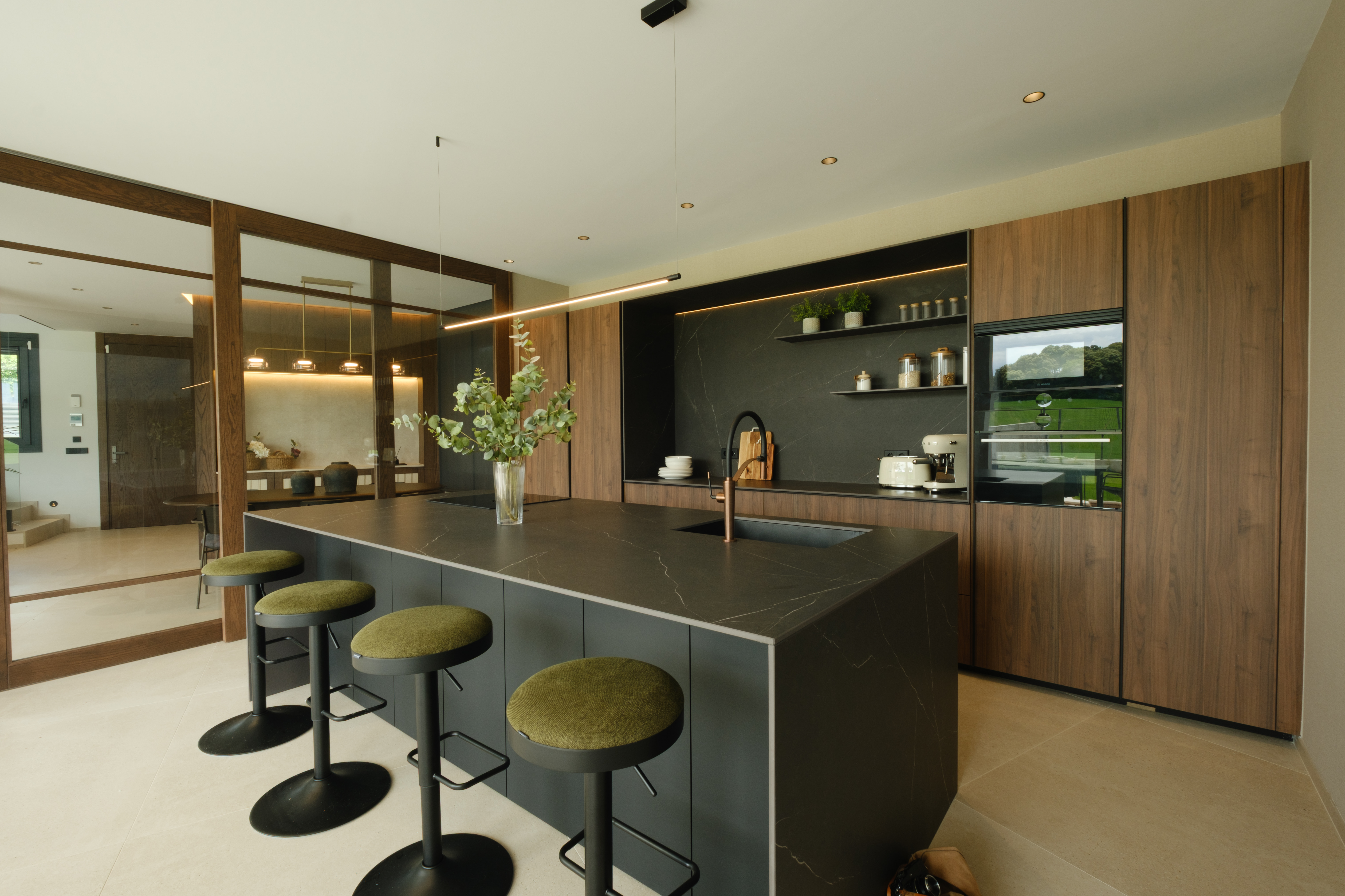 casa totalmente reformada por john te lo busca y cocina moderna con isla Cocinas CJR