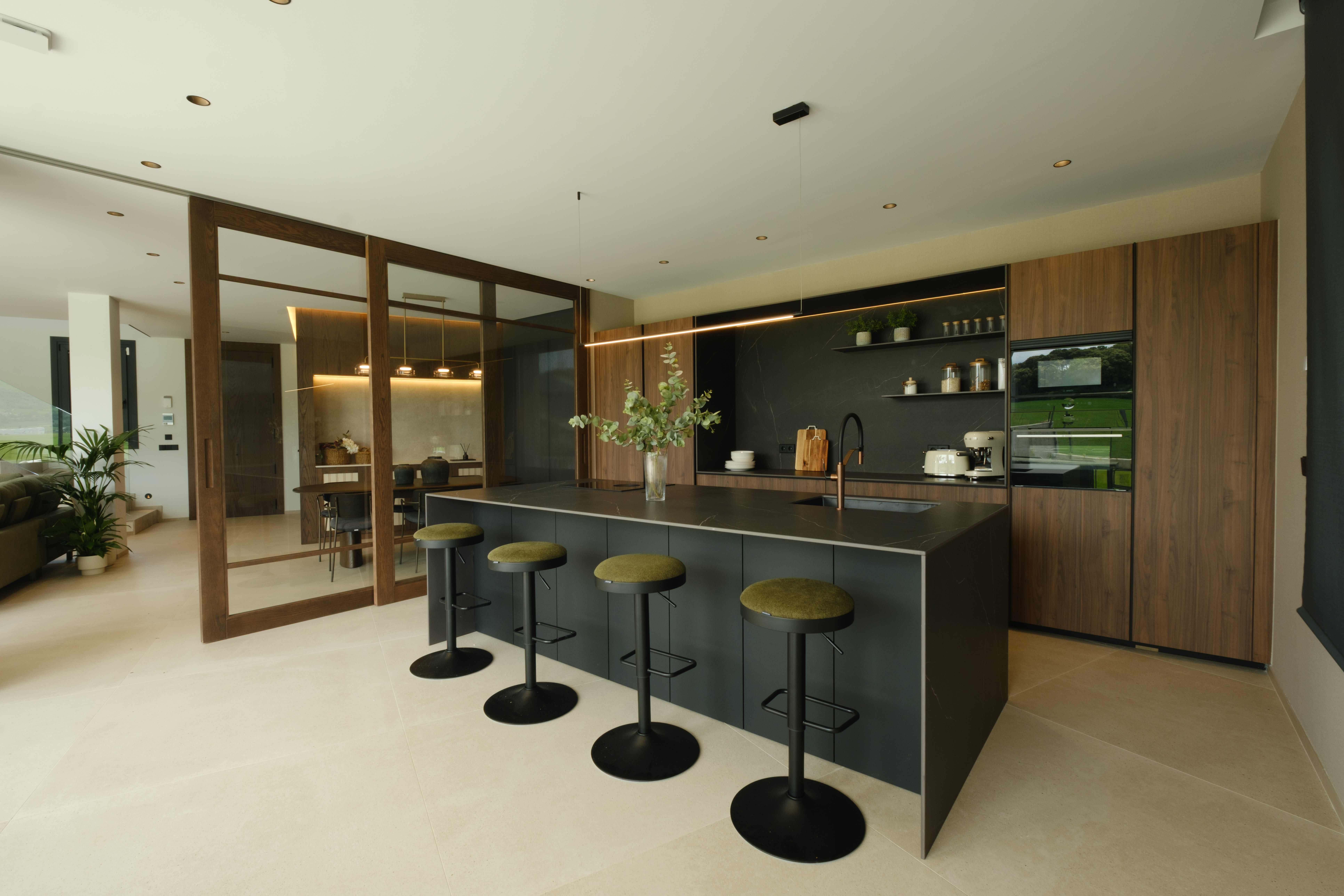 casa totalmente reformada por john te lo busca y cocina moderna con isla Cocinas CJR