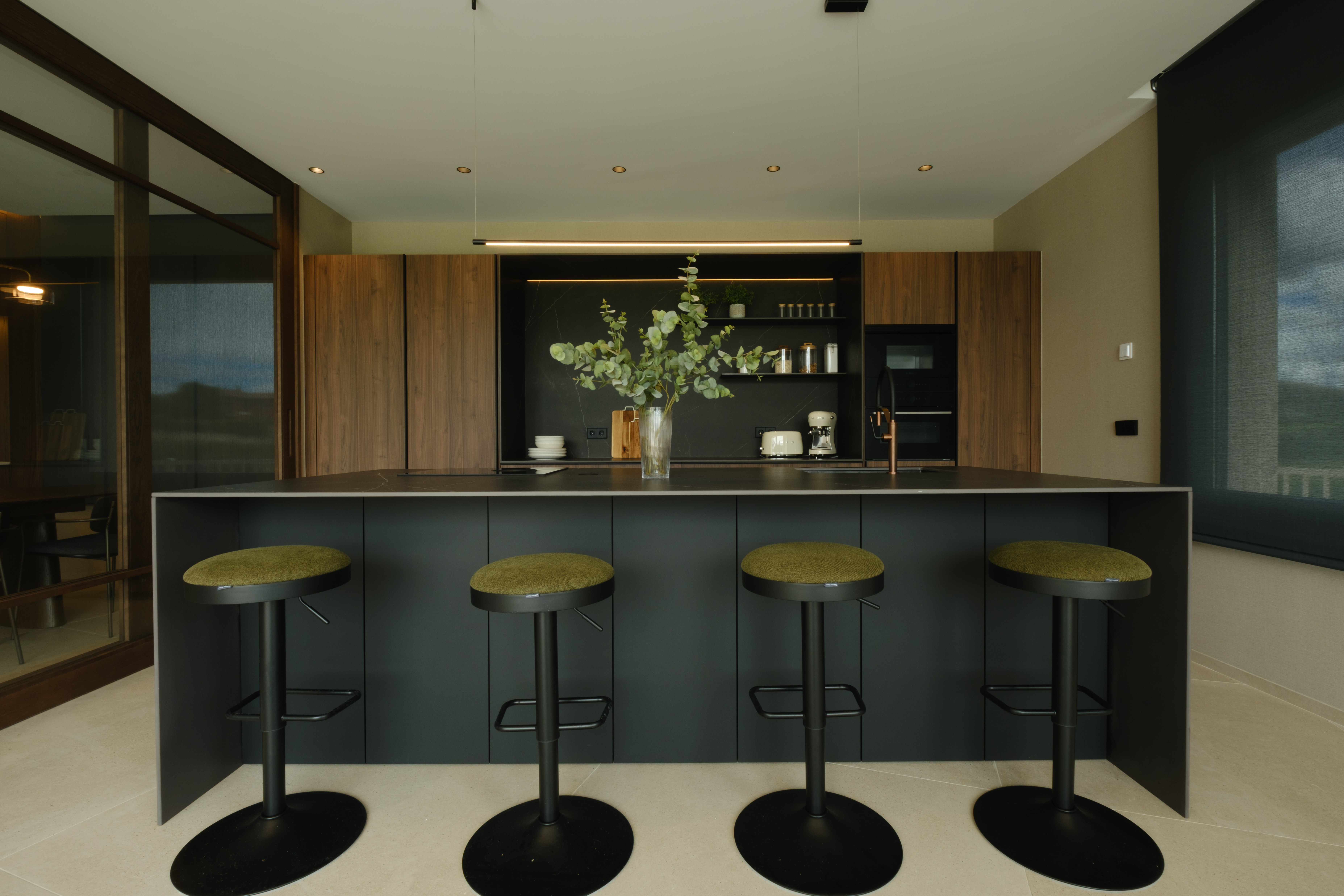 casa totalmente reformada por john te lo busca y cocina moderna con isla Cocinas CJR