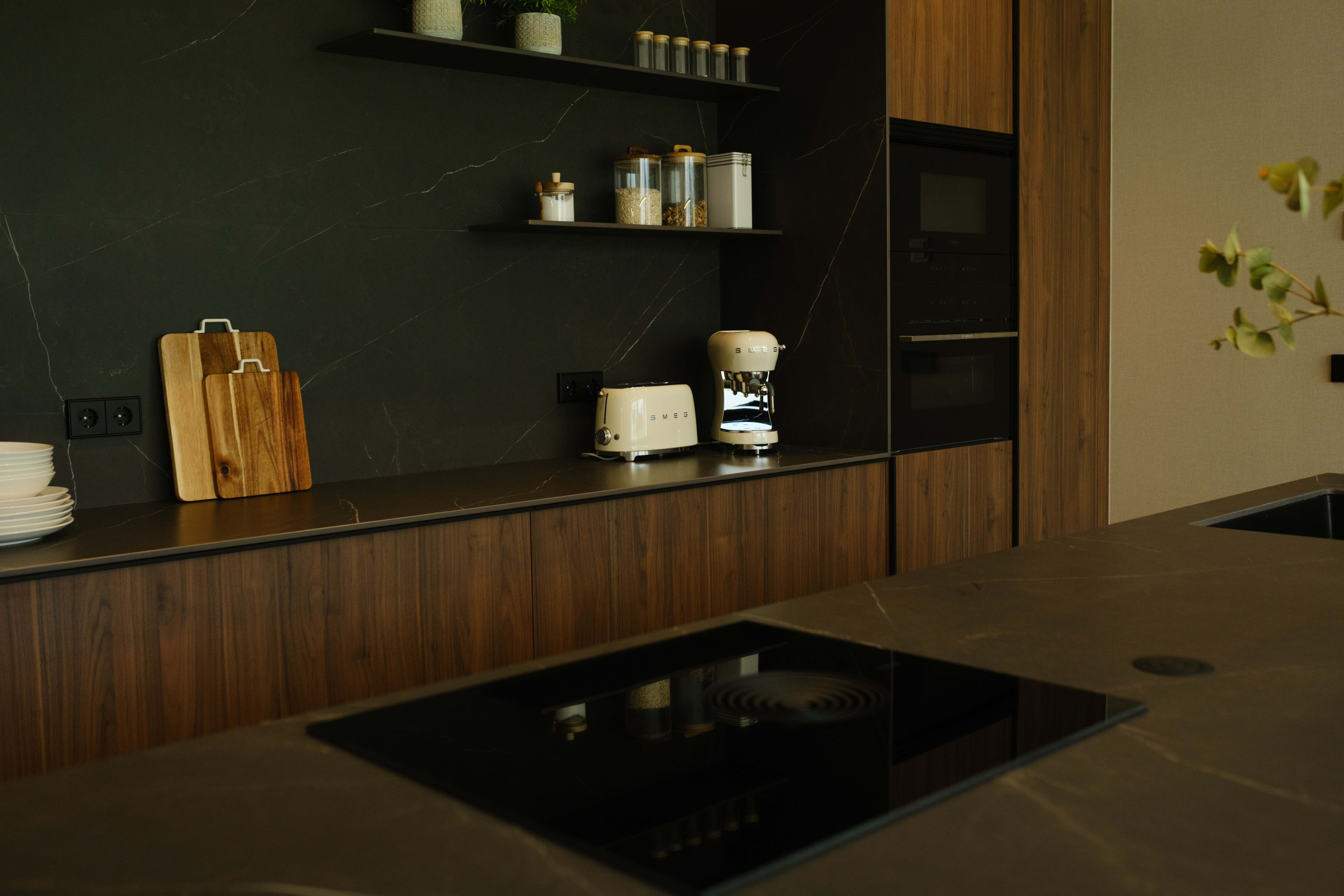 casa totalmente reformada por john te lo busca y cocina moderna con isla Cocinas CJR