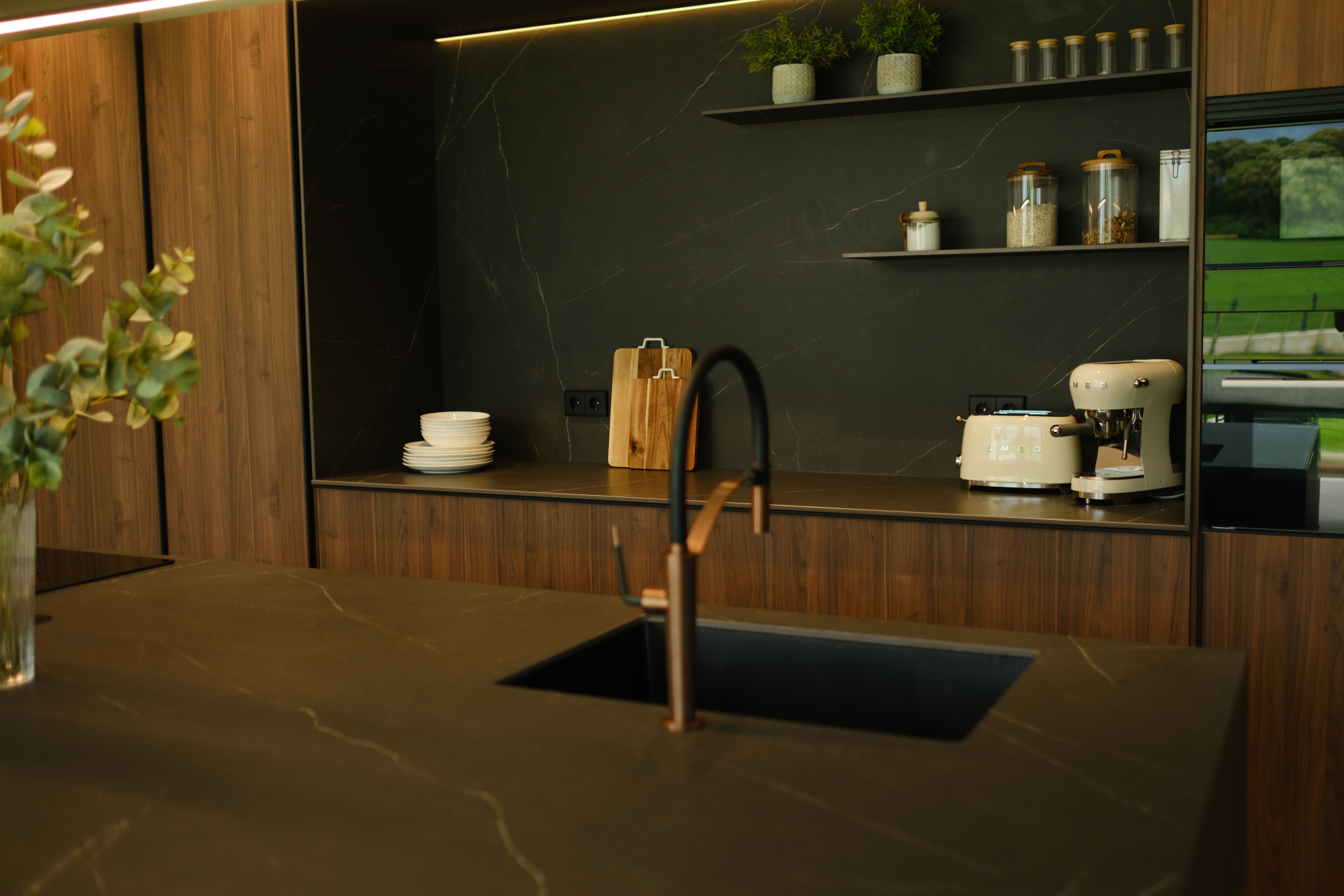casa totalmente reformada por john te lo busca y cocina moderna con isla Cocinas CJR
